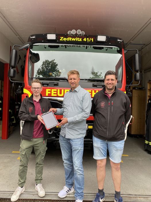 Feuerwehr Zedtwitz erhält dank großzügiger Spende der Firmengruppe Hudetz ein Einsatz-Tablet